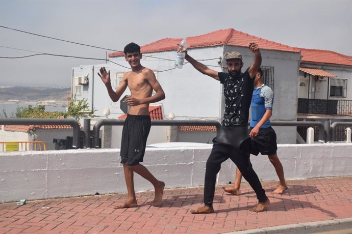 Centenas de pessoas atravessam a nado de Marrocos até Ceuta, com uma multidão esperando do outro lado da fronteira