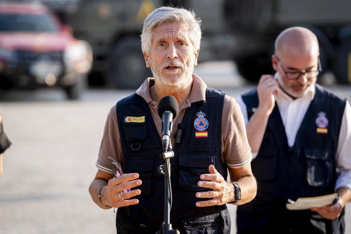 El ministre de l'Interior, Fernando Grande-Marlaska, atén als mitjans de comunicació després del Comitè Estatal de Coordinació i Adreça del Pla Estatal d'Emergències (CECOD), en el Lloc de Comandament Avançat (PMA), a 29 de juliol del 2026, en Navalcarne