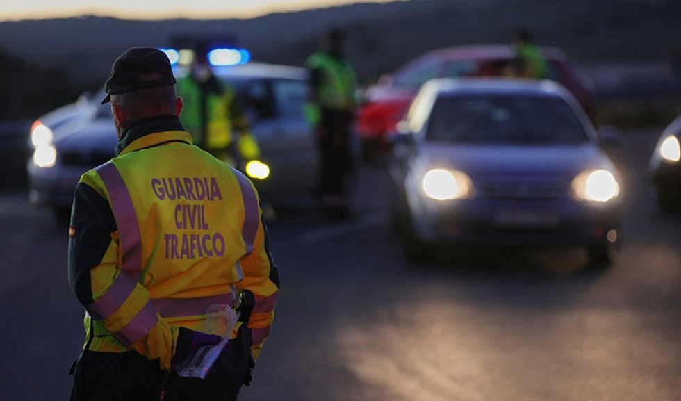 Archivo - Un agente durante un control de la Guardia Civil.