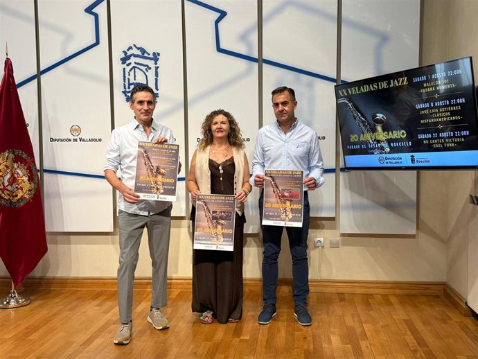 El diputado de Obras, Agricultura, Ganadería y Calidad del Agua, Fernando Esteban, junto a la Teniente de alcalde y concejala de Cultura, Cristina Gil, y el director del Festival, José Luis Gutiérrez, en la presentación de las 'Veladas de Jazz'.