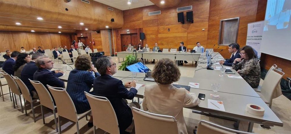 El viceconsejero de Industria, Juan Carlos Campo, en la cabecera de la mesa, junto a Cristina Rivero, directora general del Club Español de la Energía (Enerclub), en la inauguración de los cursos de La Granda.