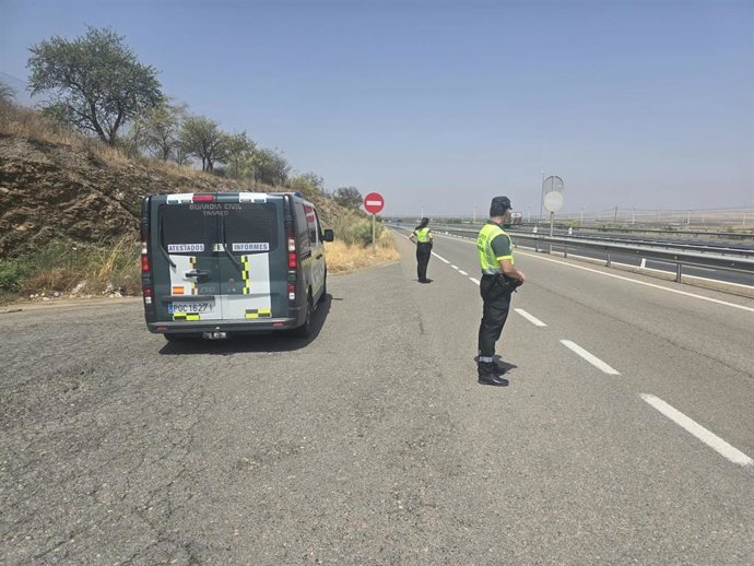 Agentes de la Guardia Civil en una carretera.