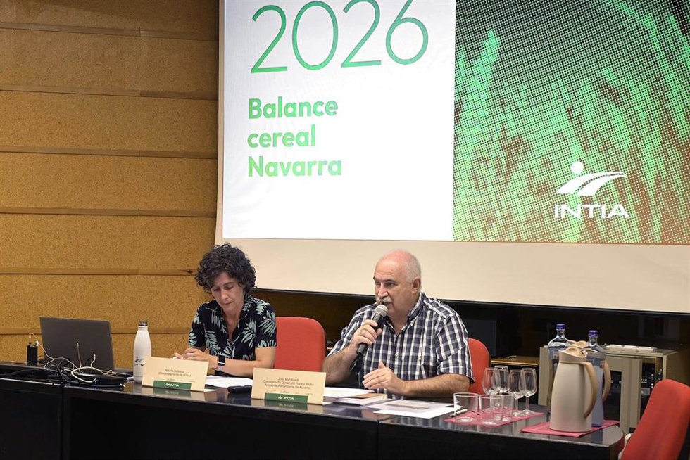 El consejero de Desarrollo Rural y Medio Ambiente del Gobierno de Navarra, José Mari Aierdi, yla directora gerente de Intia, Natalia Bellostas, presentan los datos de la campaña cerealista 2025-2026 en Navarra.