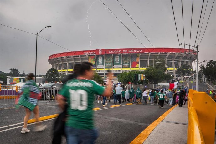 05 July 2026, Mexico, Mexico City: Lightening strikes ahead of the FIFA World Cup Round of 16 match between Mexico and England at Mexico City Stadium, Mexico. Photo: James Manning/PA Wire/dpa