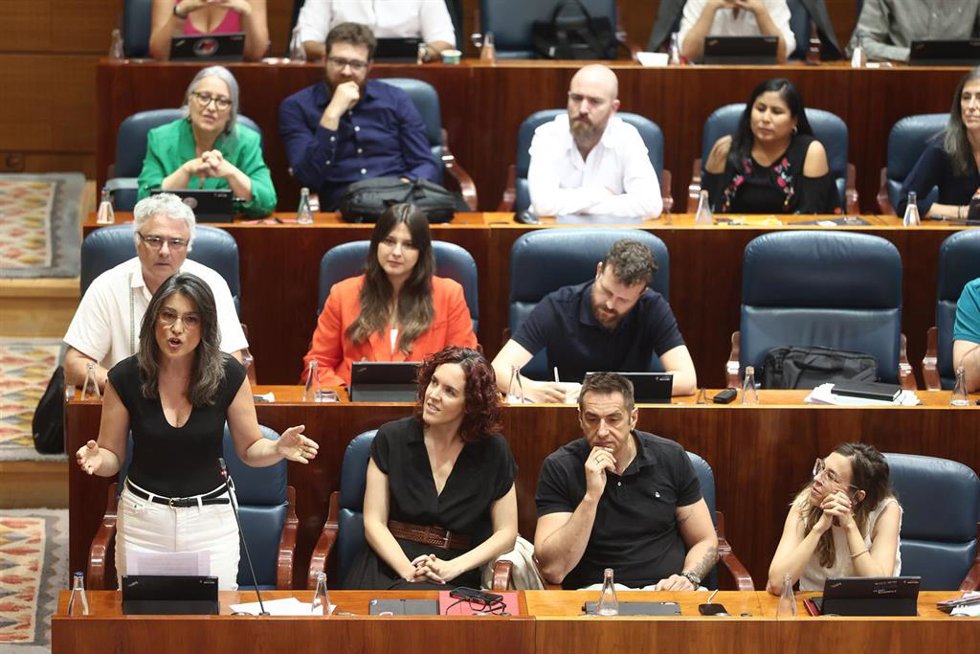Archivo - La portavoz de Mas Madrid en la Asamblea, Manuela Bergerot (i), durante una sesión plenaria, en la Asamblea de Madrid