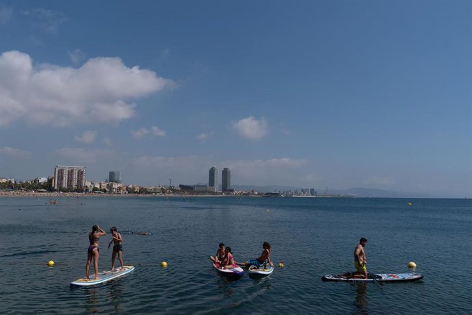 Archivo - Varias personas hacen actividades acuáticas en el mar, a 5 de agosto de 2024, en Barcelona, Cataluña (España).  