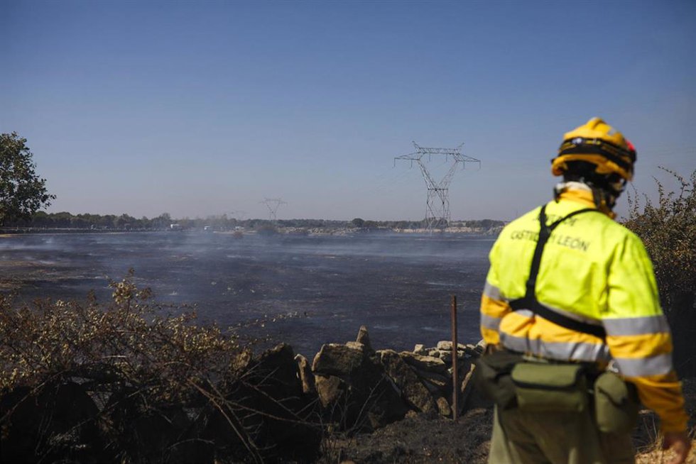 Un bombero trabaja en las labores de extinción del incendio forestal que se originó ayer en Fermoselle.