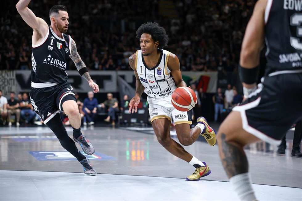 Archivo - El base estadounidense DJ Steward en el partido Virtus Olidata Bologna - Dolomiti Energia Trentino Trento de playoff de la Lega Basket Serie A.