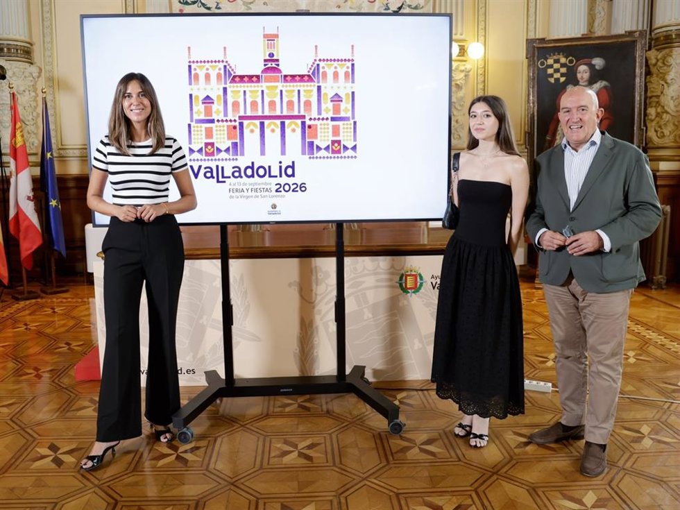 La concejal de Turismo, Eventos y Marca de Ciudad de Valladolid, Blanca Jiménez, y el alcalde, Jesús Julio Carnero, flanquean a la autora del cartel ganador de las Fiestas de Valladolid de 2026, Lidia Martín Rilova.