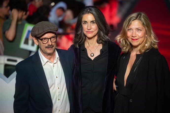 Archivo - (I-D) El actor Manolo Solo; la directora Avelina Prat y la actriz Branka Katic posan en el photocall de la película ‘Una quinta portuguesa’.ARCHIVO. 
