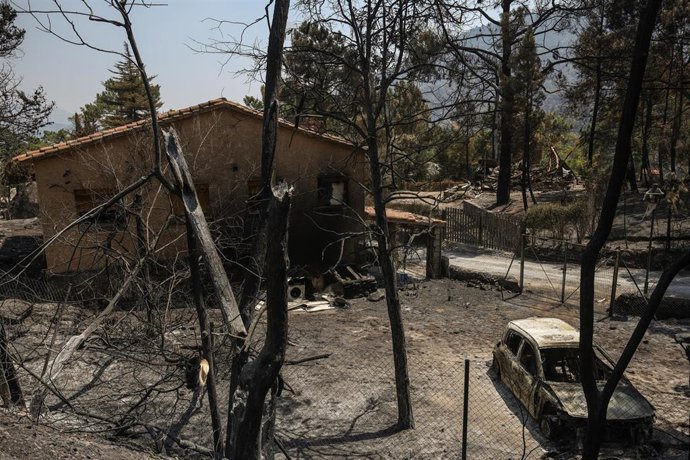 Una casa y un coche calcinados por el incendio forestal, a 29 de julio de 2026, en Calas del Burguillo, Ávila, Castilla y León (España). El director de Extinción del operativo Infocal de la Junta de Castilla y León en el incendio de Burgohondo (Ávila) ha 