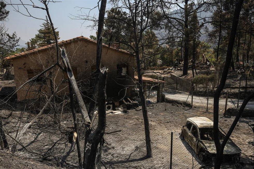 Una casa y un coche calcinados por el incendio forestal, a 29 de julio de 2026, en Calas del Burguillo, Ávila, Castilla y León (España). El director de Extinción del operativo Infocal de la Junta de Castilla y León en el incendio de Burgohondo (Ávila) ha