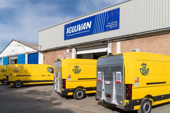 Los nuevos vehículos de Correos en las instalaciones de Igluvan.