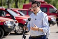 Óscar López recalca que Ayuso "se estaba poniendo un piso" e insiste en que enseñe el expediente del "ático de lujo"