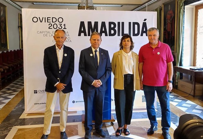 El alcalde de Oviedo, Alfredo Canteli, con miembros del equipo de la candidatura de Oviedo a Capital Europea de la Cultura.