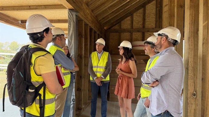 El alcalde de León, José Antonio Diez (al fondo), durante su visita al nuevo edificio municipal de La Candamia.