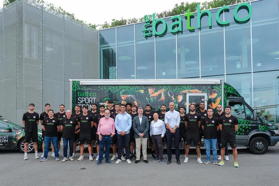 El consejero de Cultura, Turismo y Deporte, Luis Martínez Abad, asiste a la presentación del Bathco Torrelavega