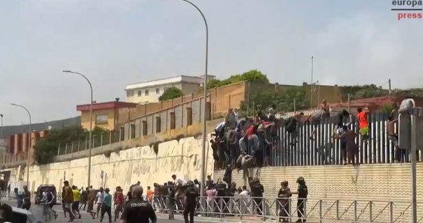 La Policía activa cargas para contener las entradas masivas en la frontera de Ceuta por mar y rodeando el espigón