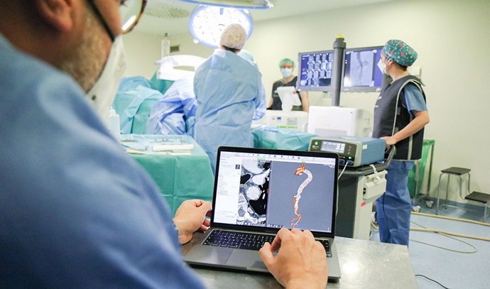 Profesionales sanitarios realizan una angiología.