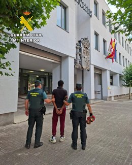 La Guardia Civil ha detenido a un varón de 22 años como presunto autor de un delito de incendio forestal en el paraje Las Salinas de Matachana, término municipal de Castropodame (León), la semana pasada.