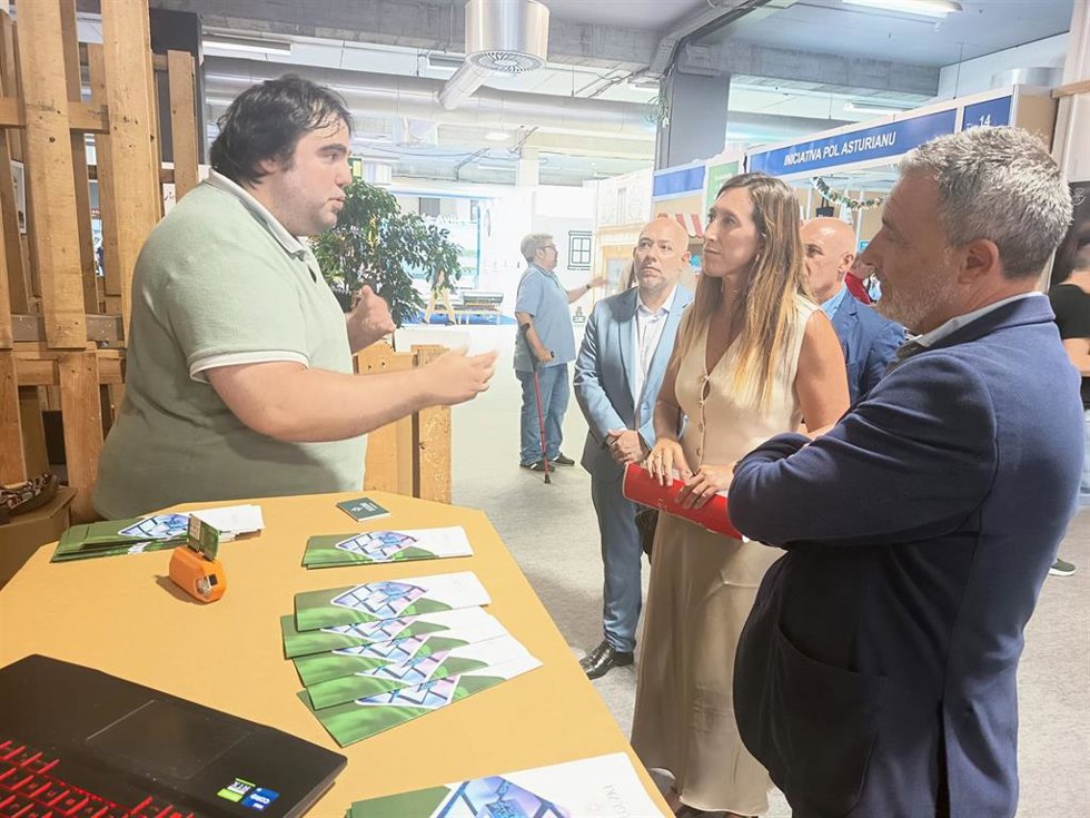 Archivo - La vicealcaldesa de Gijón y concejala de Economía, Empleo, Turismo e Innovación, Ángela Pumariega, visita el stand de Gijón Impulsa en la 68 Feria Internacional de Muestras de Asturias (Fidma), en el recinto ferial gijonés 'Luis Adaro'. (Archivo