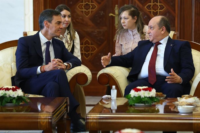 Arxiu - El president del Govern, Pedro Sánchez, i el primer ministre algerià, Sifi Ghrieb, a Alger, Algèria