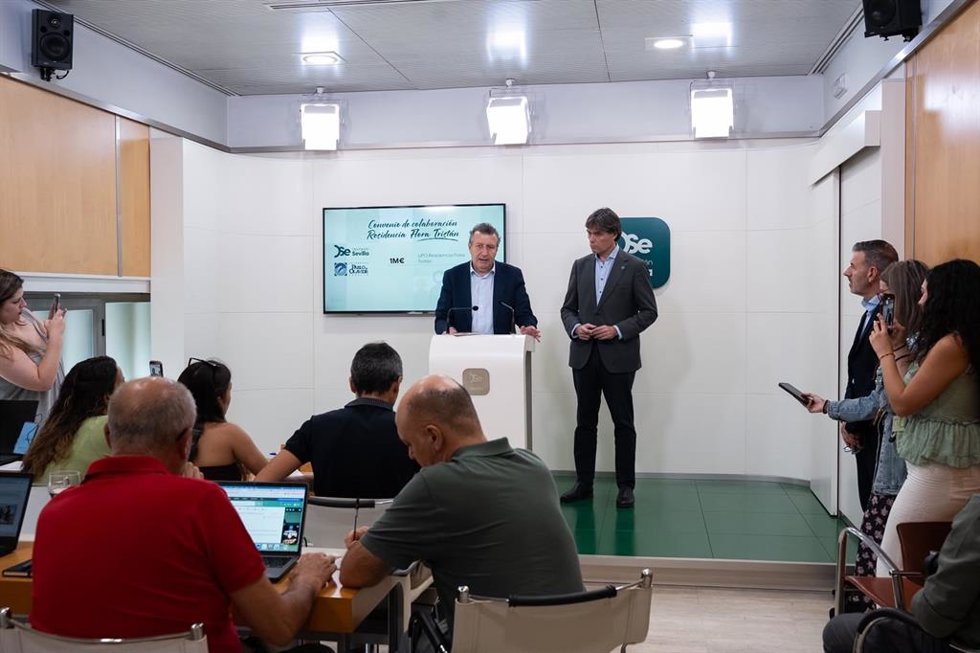 El presidente de la Diputación y el rector de la UPO atienden a los medios para informar del acuerdo de colaboración sobre la Flora Tristán
