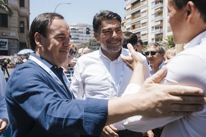 Archivo - Imagen de archivo del 'president' de la Generalitat, Juanfran Pérez Llorca (i), y el alcalde de Alicante, Luis Barcala (c), durante una mascletá