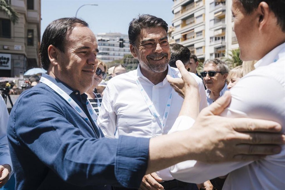 Archivo - Imagen de archivo del 'president' de la Generalitat, Juanfran Pérez Llorca (i), y el alcalde de Alicante, Luis Barcala (c), durante una mascletá
