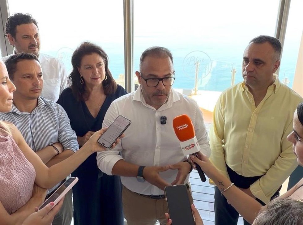 El alcalde de Almuñécar, Juan José Ruiz Joya, atiende a los medios junto al presidente de la Diputación, Francis Rodríguez.