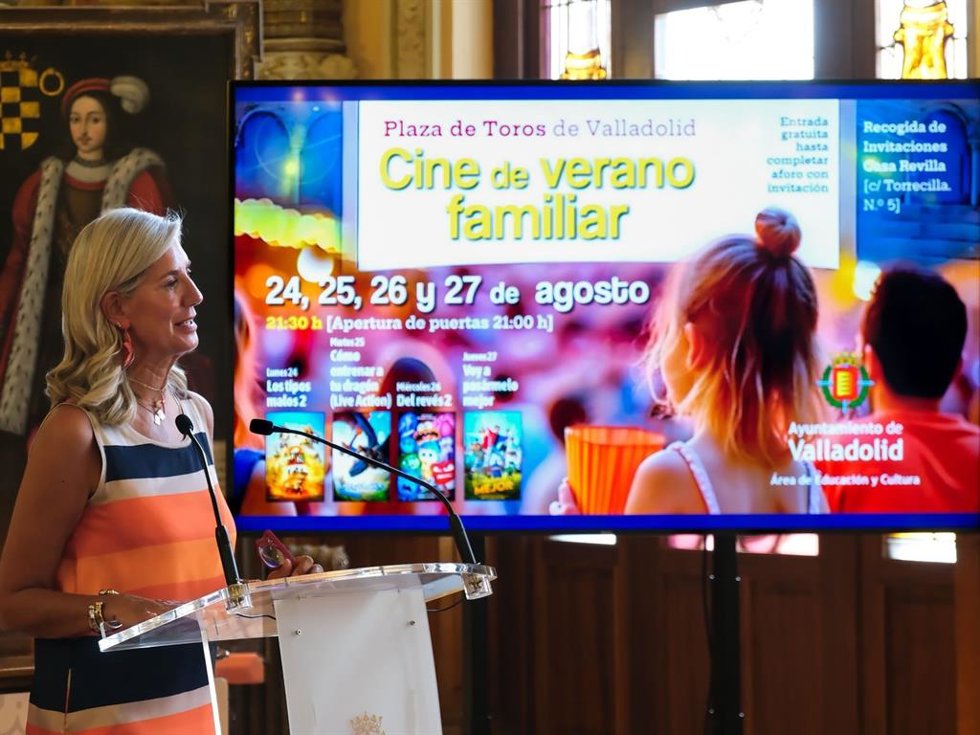 La concejal de Educación y Cultura, Irene Carvajal, presenta el programa Cine de Verano.
