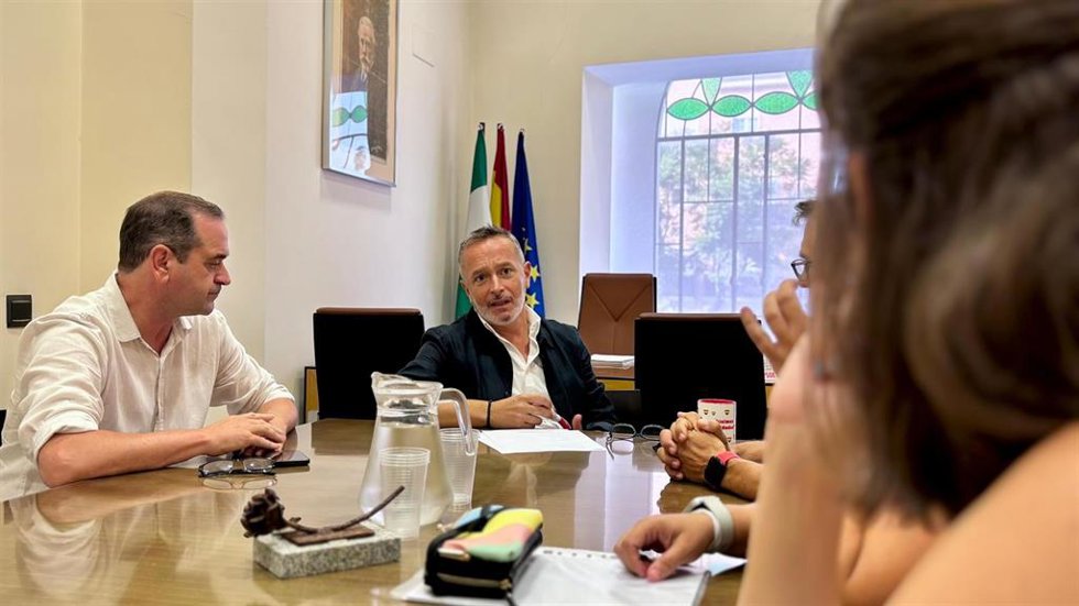 El secretario de Organización del PSOE de Sevilla y parlamentario andaluz, Rafael Recio, en una reunión con representantes del Pabellón de la Navegación