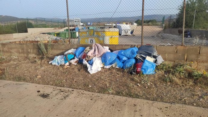 Vistabella demana civisme davant de l'acumulació de residus fora dels contenidors
