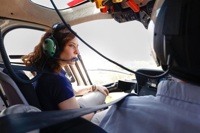 LA presidenta de la Comunidad de Madrid, Isabel Díaz Ayuso, ha comprobado este jueves la situación del terreno afectado por los incendios de la Sierra Oeste desde un helicóptero de Asem 112