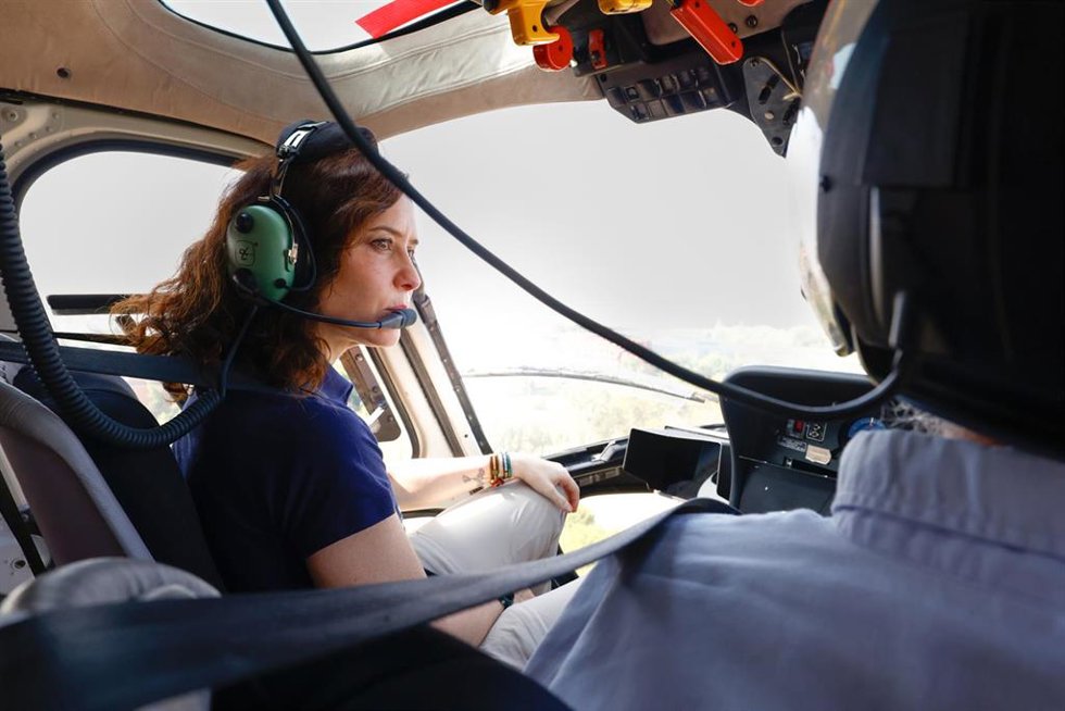 LA presidenta de la Comunidad de Madrid, Isabel Díaz Ayuso, ha comprobado este jueves la situación del terreno afectado por los incendios de la Sierra Oeste desde un helicóptero de Asem 112