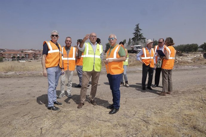 Visita del alcalde de Valladolid, Jesús Julio Carnero, a la zona en la que se trabaja para la urbanización de los terrenos de Zambrana-Nuevo Hospital.