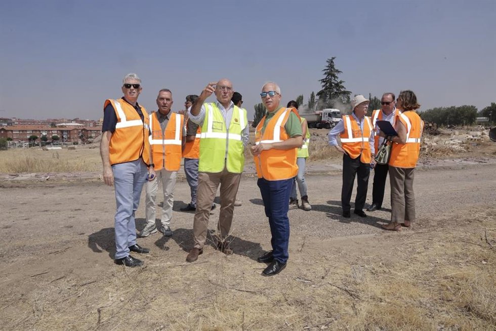 Visita del alcalde de Valladolid, Jesús Julio Carnero, a la zona en la que se trabaja para la urbanización de los terrenos de Zambrana-Nuevo Hospital.