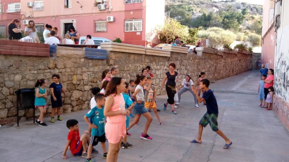 Menores participan en una actividad organizada por Almería Acoge en el barrio de La Fuentecica.