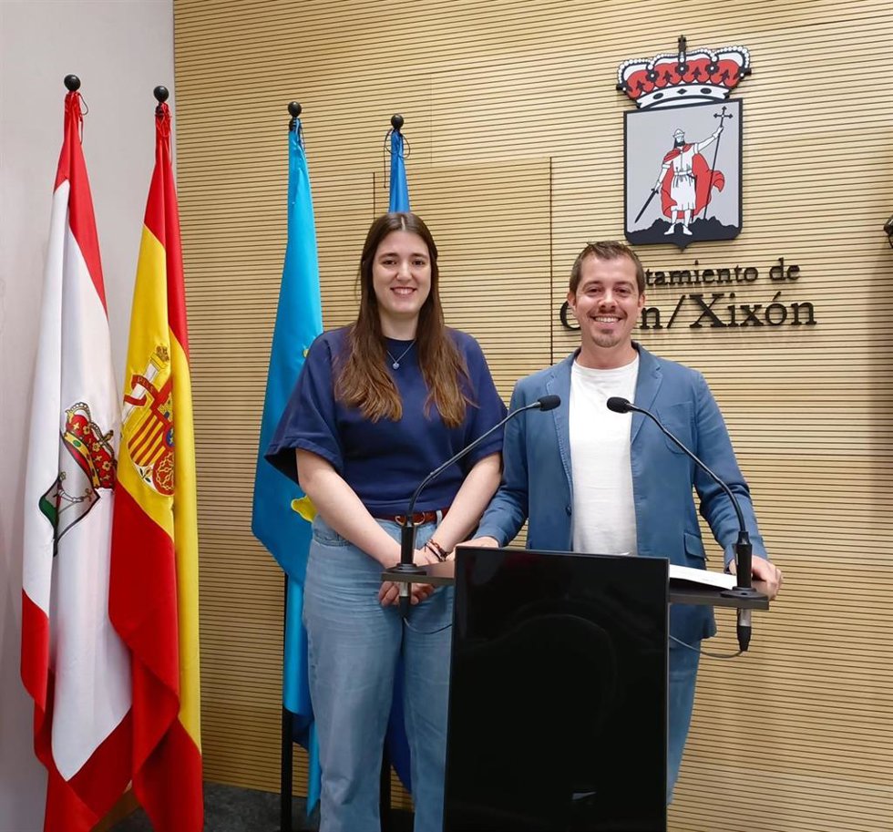 Archivo - Los portavoces de IU y Podemos en el Ayuntamiento de Gijón, Javier Suárez Llana y Olaya Suárez, respectivamente, en rueda de prensa en el Consistorio gijonés. (Archivo)