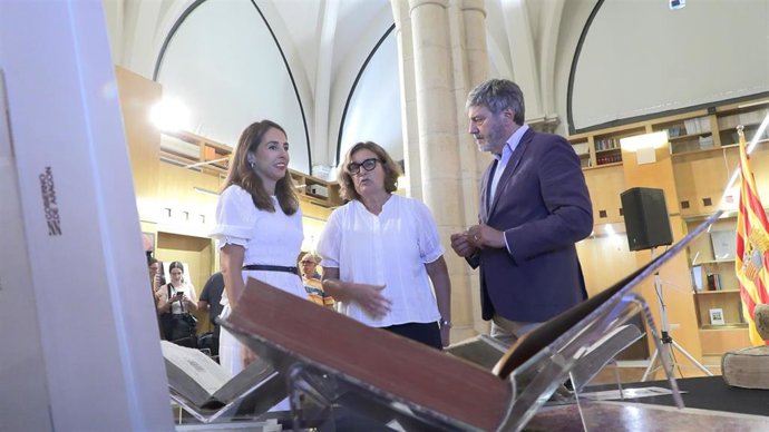 La presidenta de las Cortes de Aragón, María Navarro; el secretario primero del Parlamento, Gerardo Oliván; y la jefa del servicio de Documentación, Biblioteca, Archivo y Fondo Antiguo de las Cortes, Reyes Serrano.