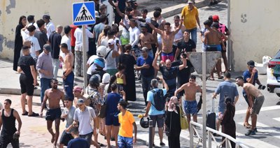 Numerosos migrantes rompen el cordón policial en Ceuta camino del interior de la ciudad autónoma