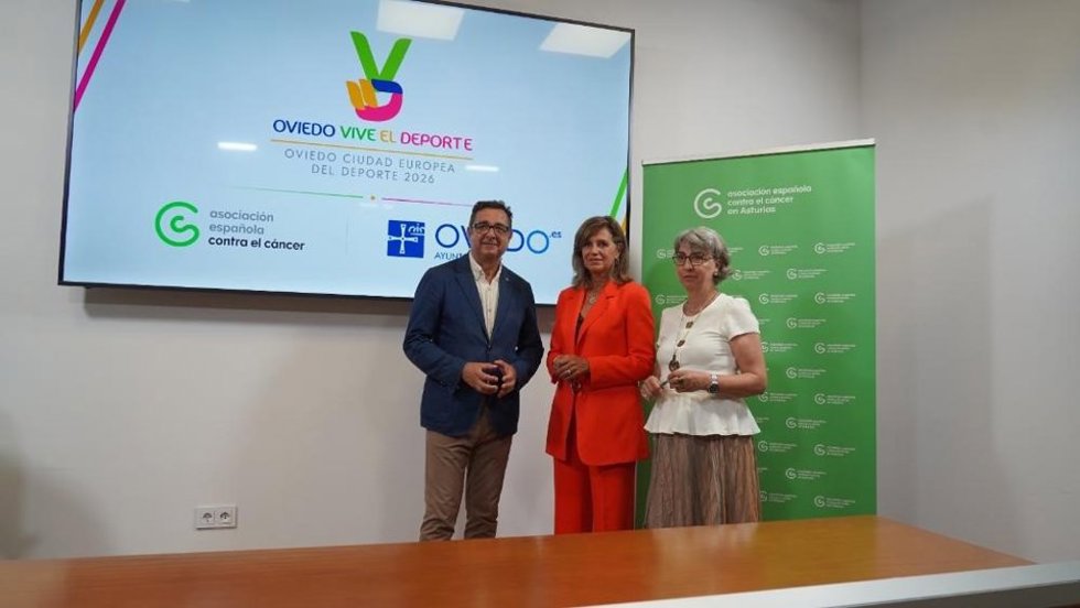 La tercera Teniente de Alcalde y concejala de Deportes, Concepción Méndez, junto con Yolanda Calero y Julio González Zapico, presidenta y vicepresidente de la Asociación Española Contra el Cáncer en Asturias.