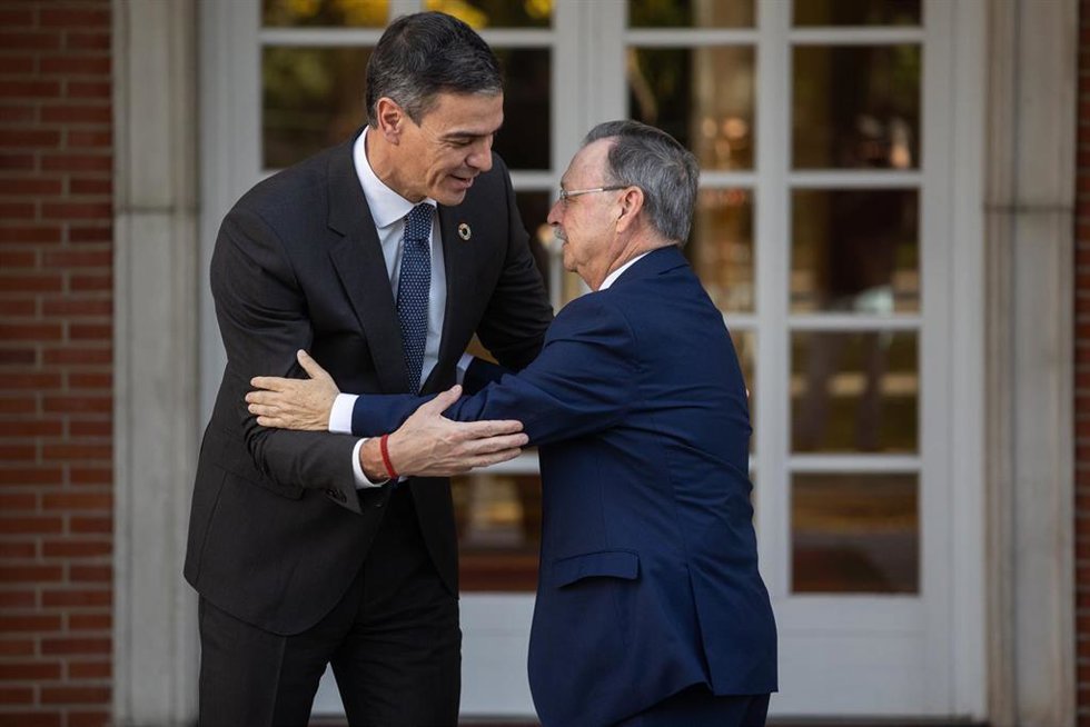 Archivo - El presidente del Gobierno, Pedro Sánchez y el presidente de Ceuta, Juan Jesús Vivas, en el Palacio de La Moncloa, en una imagen de archivo