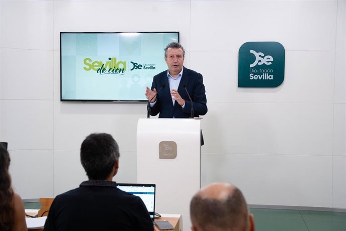 El presidente de la Diputación detalla el plan 'Sevilla de cien' a los medios de comunicación tras su aprobación en el Pleno ordinario de julio