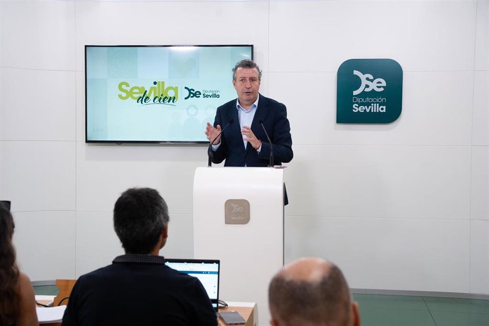 El presidente de la Diputación detalla el plan 'Sevilla de cien' a los medios de comunicación tras su aprobación en el Pleno ordinario de julio