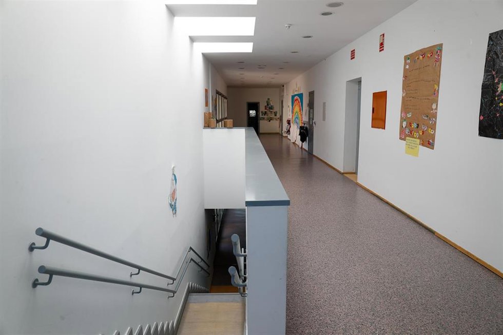 Archivo - Pasillo en el interior del Colegio 