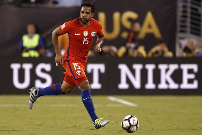 Futbol, Argentina v Chile. Copa America Centenario 2016. El jugador de la seleccion chilena Jean Beausejour controla el balon durante el partido final de la Copa America Centenario contra Argentina disputado en el estadio Met Life de Nueva Jersey,