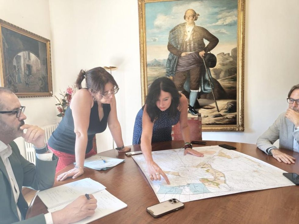 La consejera  de Economía, Competitivida y Empleo, Eva Valle, se ha reunido con la alcaldesa de Huesca, Lorena Orduna, tras firmar el libro de Honor del Ayuntamiento