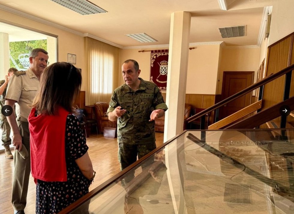 La ministra de Defensa, Margarita Robles,en su  visita a la Base Militar de Araca en Vitoria-Gasteiz