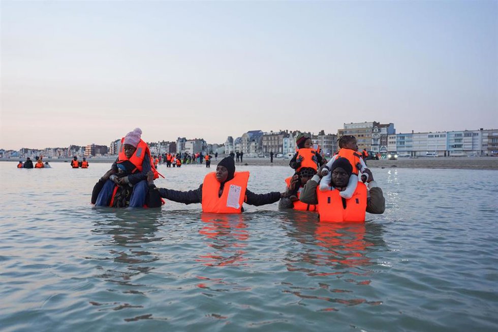 Archivo - Los equipos de rescate ayudan a varios migrantes a llegar a la costa en el canal de la Mancha